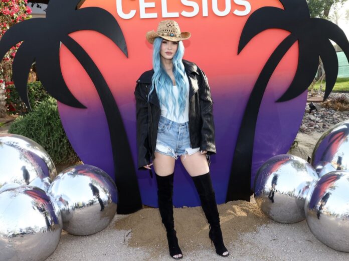 Megan Fox mit blauem Haar beim Coachella.