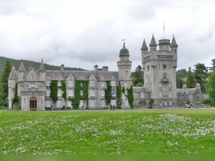 Erstmals dürfen Besucherinnen und Besucher auch in das Schloss Balmoral - nicht nur in den Park.