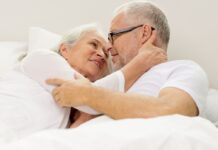 Im Alter verändert sich das Sexleben - das muss aber nicht das Ende von Intimität bedeuten.