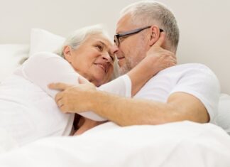Im Alter verändert sich das Sexleben - das muss aber nicht das Ende von Intimität bedeuten.