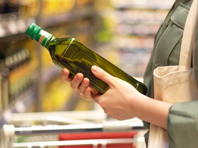Im Handel gibt es eine riesige Auswahl an Olivenölen - doch viele fallen durch.