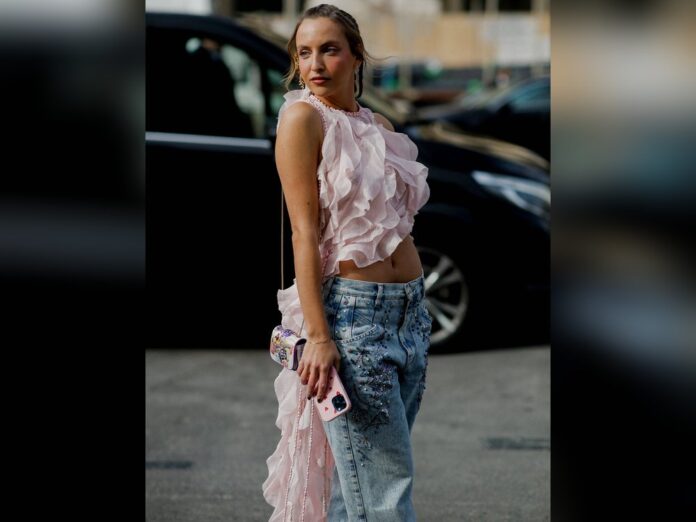 Sexy in glitzernder Wide-Leg-Jeans: Das französische Model und It-Girl Carla Ginola trägt den Trend bereits selbstbewusst.