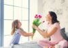 Viele Kinder schenken ihren Müttern einen Blumenstrauss zum Muttertag.