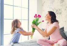 Viele Kinder schenken ihren Müttern einen Blumenstrauss zum Muttertag.