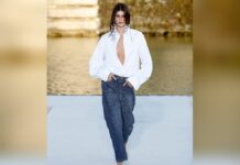 Topmodel Kaia Gerber im angesagten Jeans-Look bei der Couture-Show von Valentino in Paris.