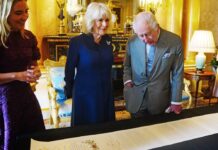 Camilla und Charles nehmen die Coronation Roll in Augenschein.