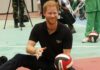 Der britische Prinz Harry spielt in Abuja eine Runde Sitzvolleyball.