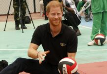 Der britische Prinz Harry spielt in Abuja eine Runde Sitzvolleyball.