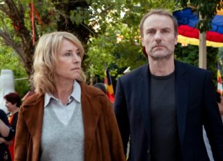 "Tatort: Am Tag der wandernden Seelen": Susanne Bonard (Corinna Harfouch) und Robert Karow (Mark Waschke) beim Fest in der Pagode.